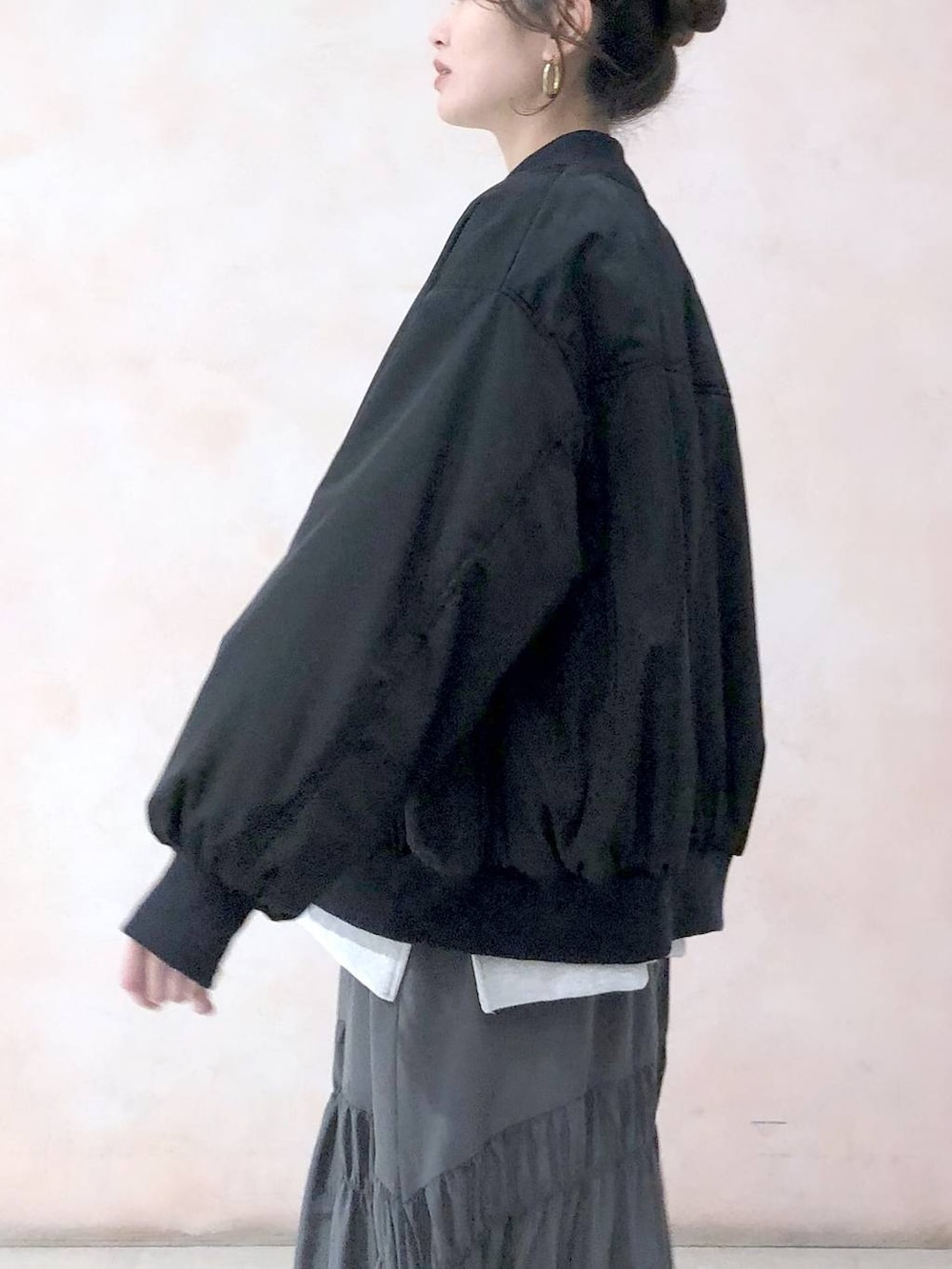 ブラック系のMA-1、ベージュ系のスウェット、グレー系のスカートを着用したレディースの冬コーディネートの6枚目の写真