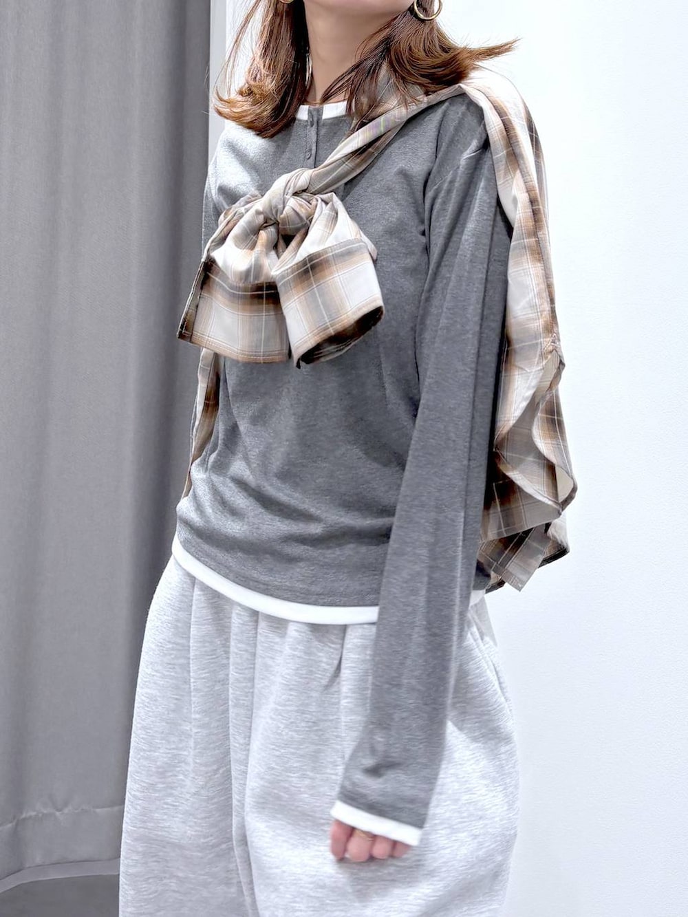 ブラック系のショルダーバッグ、ブラウン系のシャツ/ブラウス、グレー系のスウェットパンツを着用したレディースの秋コーディネートの5枚目の写真