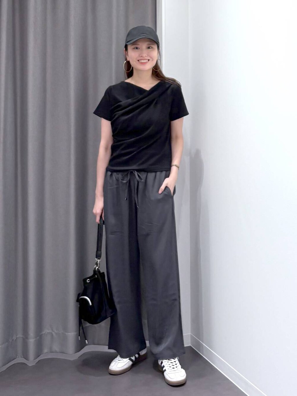 ブラック系のその他パンツ、ブラック系のキャップを着用したレディースの夏コーディネートの2枚目の写真