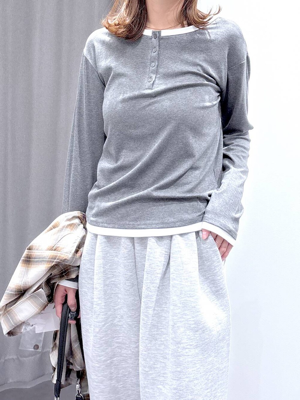 ブラック系のショルダーバッグ、ブラウン系のシャツ/ブラウス、グレー系のスウェットパンツを着用したレディースの秋コーディネートの6枚目の写真