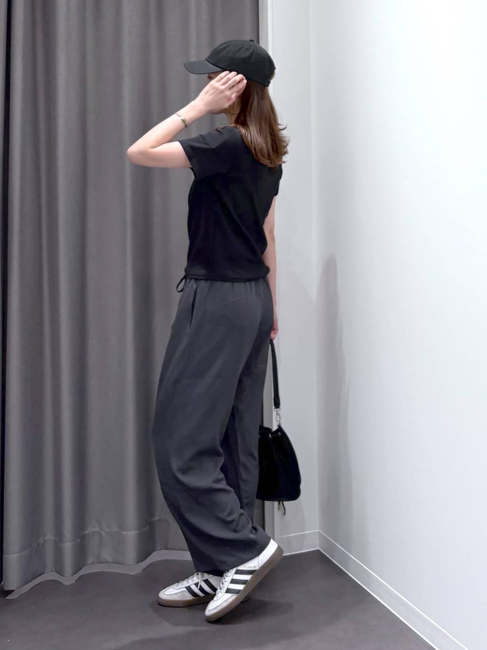 ブラック系のその他パンツ、ブラック系のキャップを着用したレディースの夏コーディネートの3枚目の写真