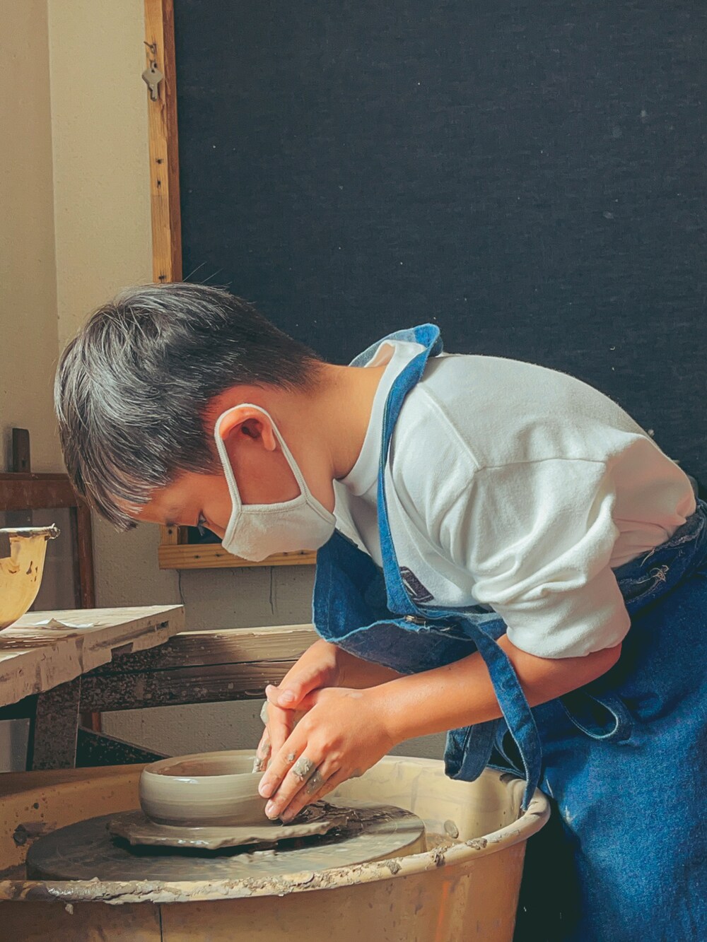 ホワイト系のトップスを着用したキッズの秋コーディネートの2枚目の写真