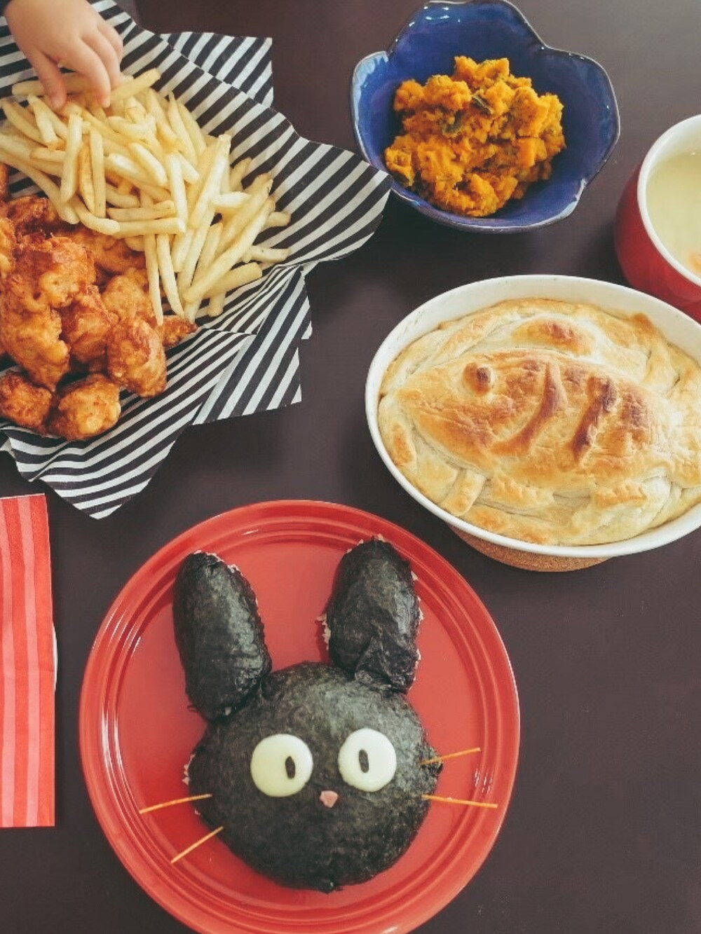 ブラック系のワンピース/ドレスを着用したキッズの秋コーディネートの3枚目の写真