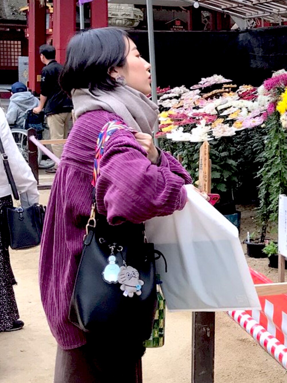 パープル系のジャケット/アウターを着用したレディースの冬コーディネートの2枚目の写真