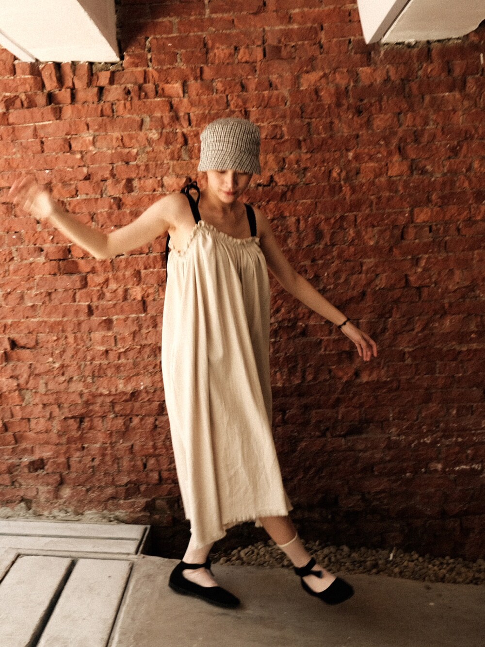 ピンク系のワンピース、ブラック系のショルダーバッグを着用したレディースの冬コーディネートの2枚目の写真