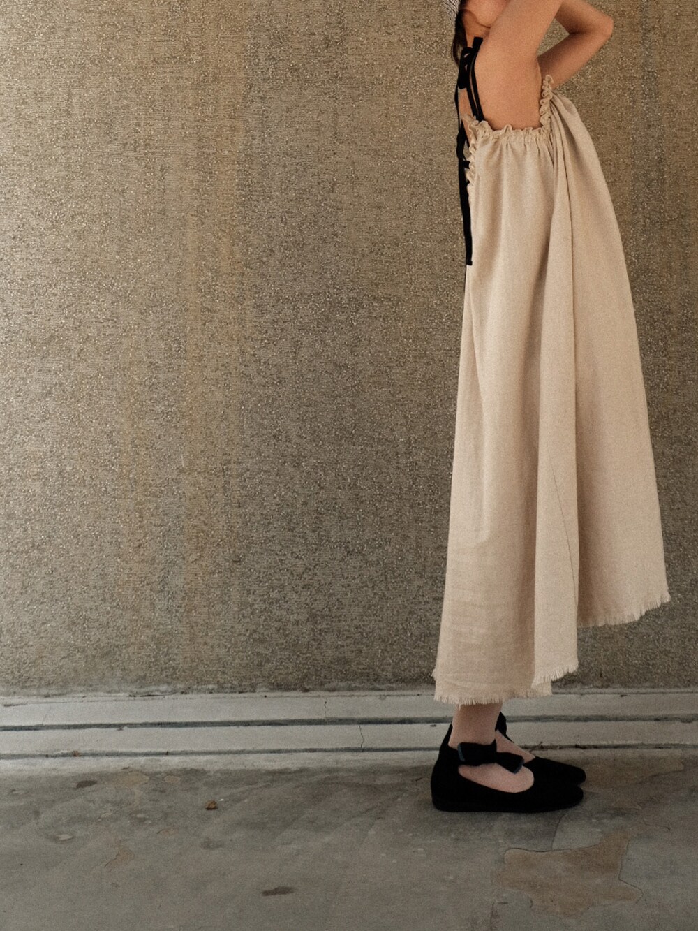 ピンク系のワンピース、ブラック系のショルダーバッグを着用したレディースの冬コーディネートの3枚目の写真