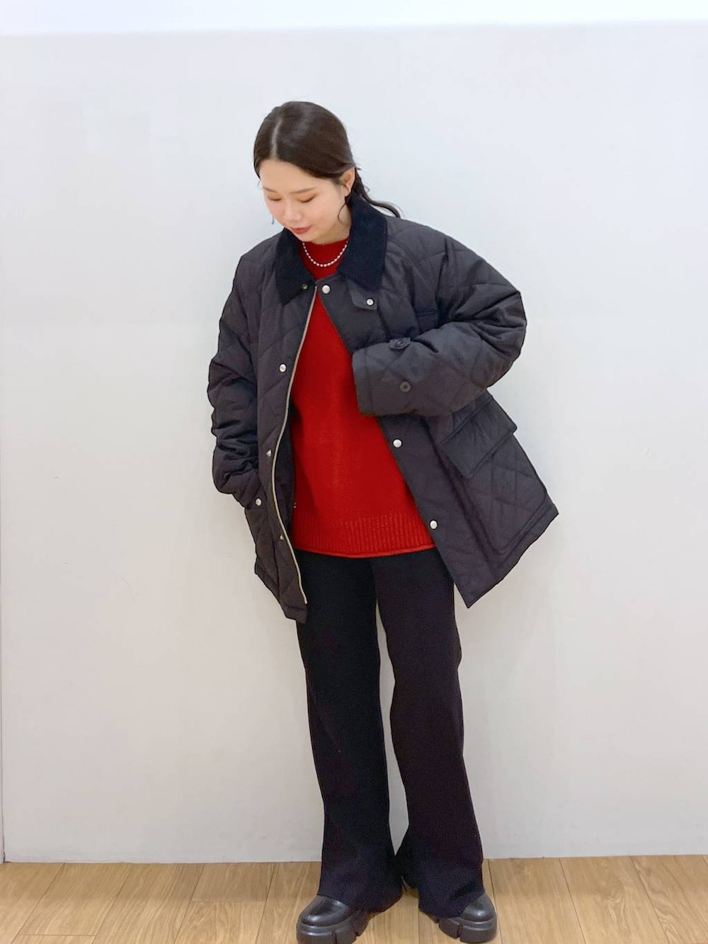 ブラック系のブーツ、レッド系のTシャツ/カットソー、ブラック系のその他パンツを着用したレディースの冬コーディネートの2枚目の写真