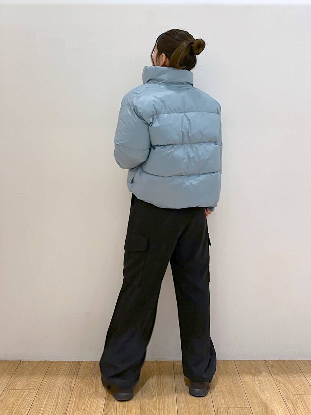 ブラック系のブーツ、ブルー系のブルゾン、ホワイト系のスウェットを着用したレディースの冬コーディネートの6枚目の写真