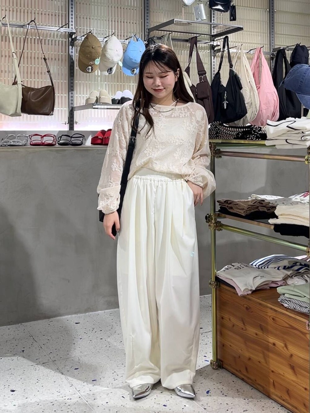 シルバー系のパンプス、ホワイト系のシャツ/ブラウス、ベージュ系のキャミソールを着用したレディースの春コーディネートの3枚目の写真