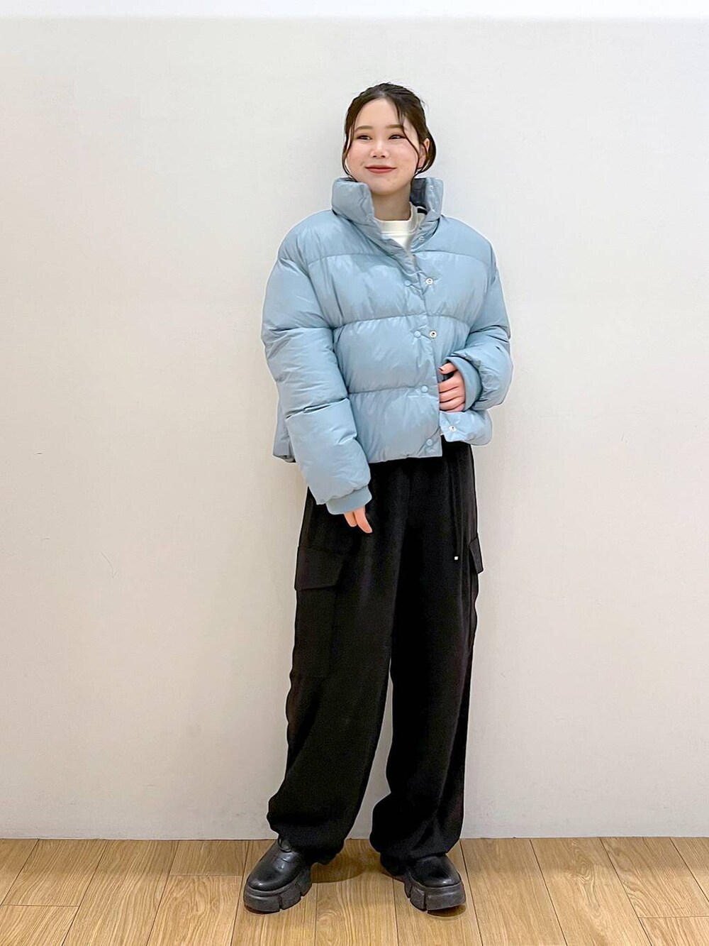 ブラック系のブーツ、ブルー系のブルゾン、ホワイト系のスウェットを着用したレディースの冬コーディネートの4枚目の写真