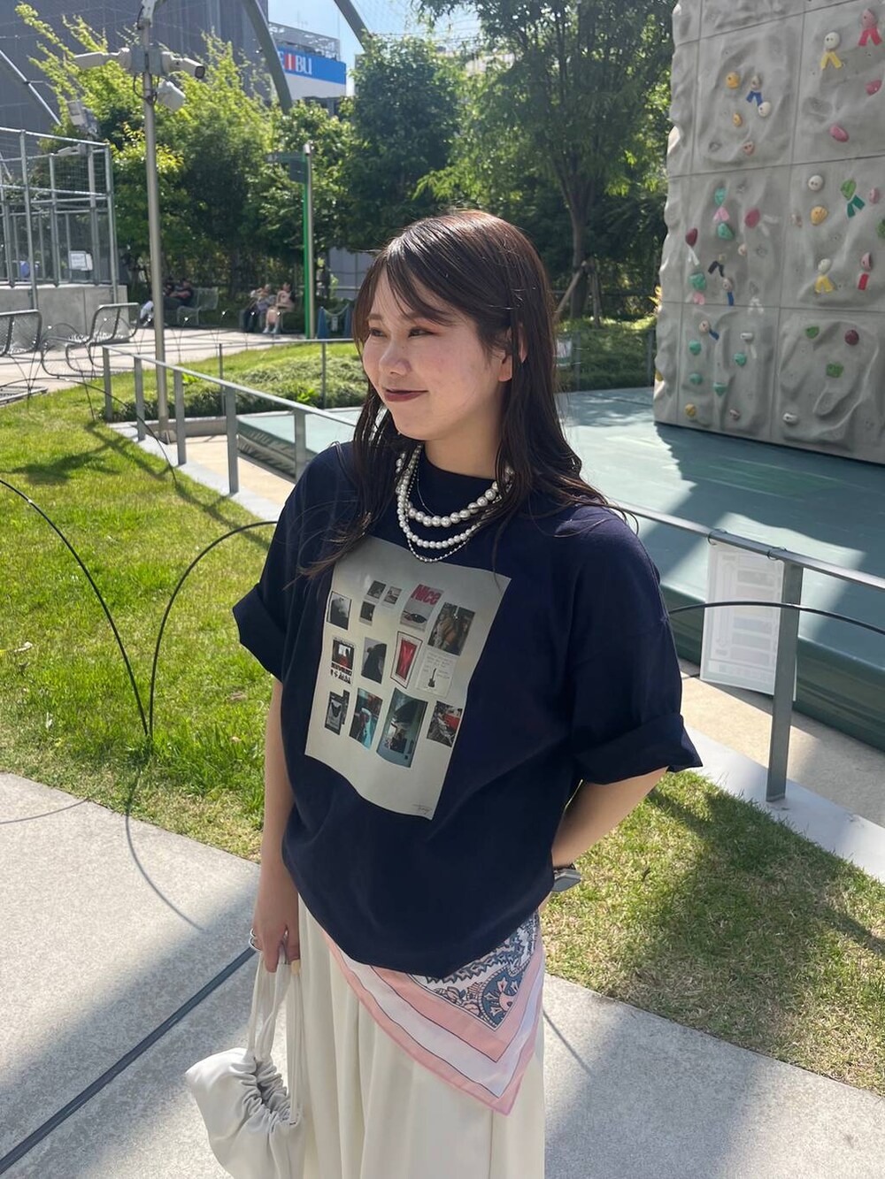 ホワイト系のその他パンツ、ホワイト系のショルダーバッグ、ベージュ系のネックレスを着用したレディースの春コーディネートの4枚目の写真