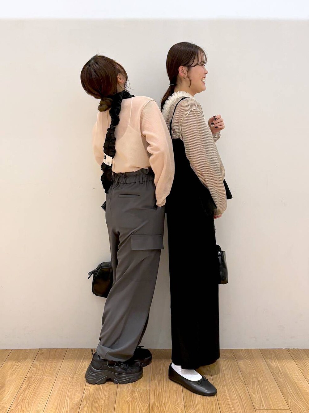 ブラック系のハンドバッグ、ブラック系のスカート、ブラック系のTシャツ/カットソーを着用したレディースの春コーディネートの3枚目の写真