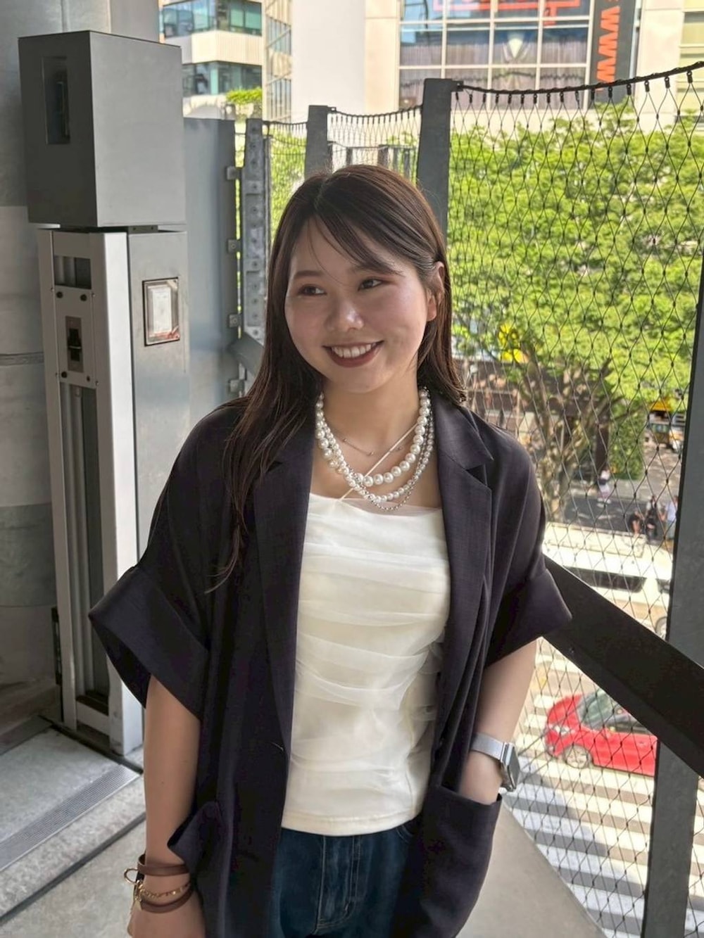 ベージュ系のテーラードジャケット、ベージュ系のネックレスを着用したレディースの春コーディネートの2枚目の写真