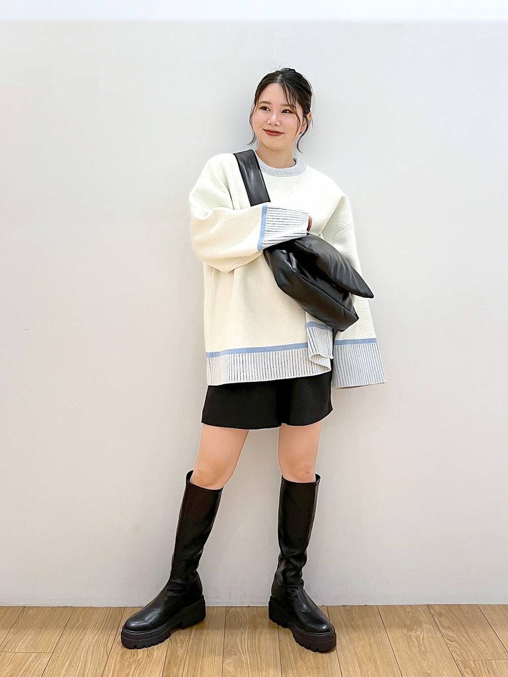 ブラック系のその他パンツ、ベージュ系のニット/セーター、ブラック系のブーツを着用したレディースの秋コーディネートの2枚目の写真