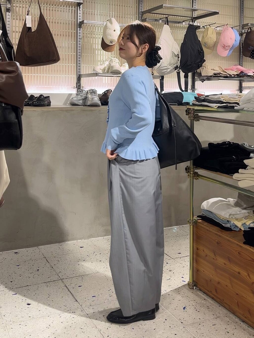 グレー系のその他パンツ、ブラック系のショルダーバッグ、ブルー系のTシャツ/カットソーを着用したレディースの冬コーディネートの3枚目の写真