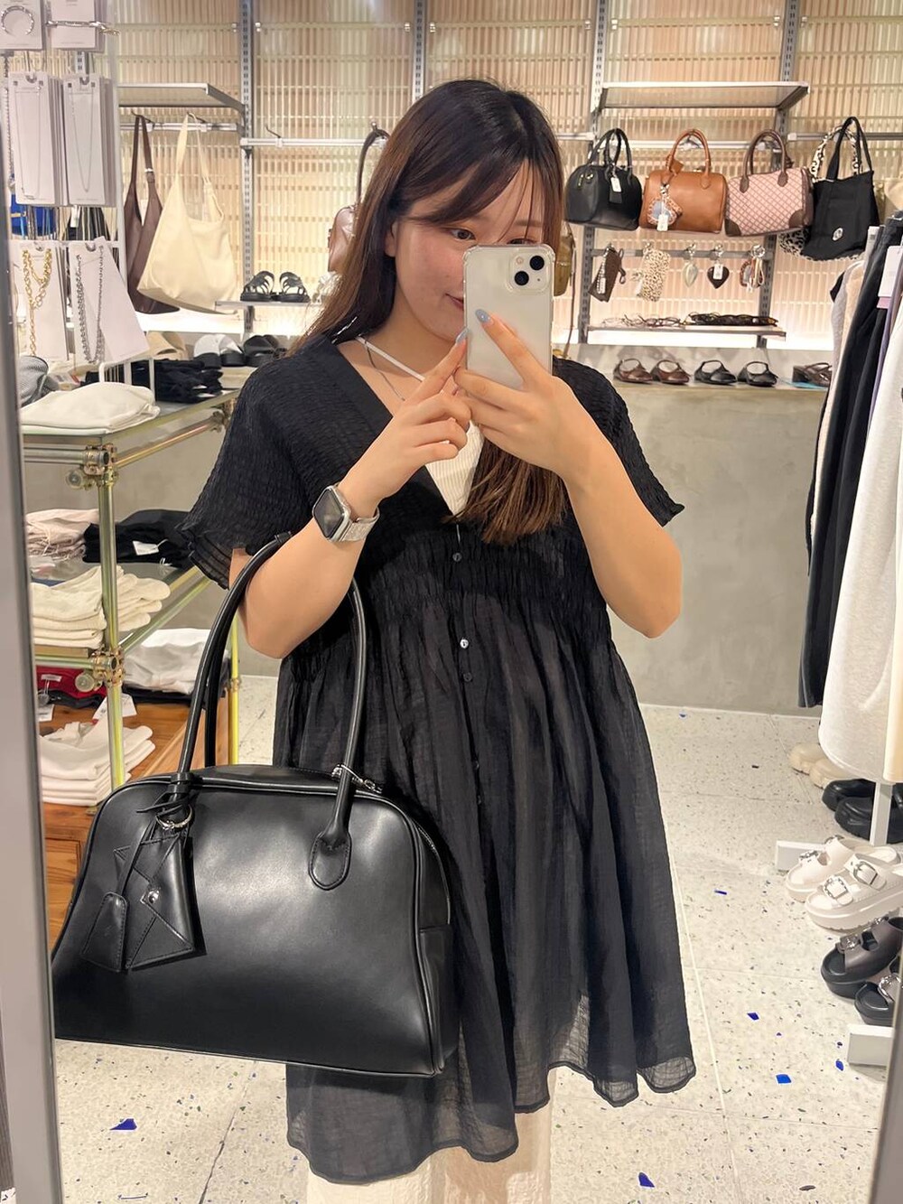 ベージュ系のキャミソール、ブラック系のサンダル、ホワイト系のその他パンツを着用したレディースの夏コーディネートの3枚目の写真