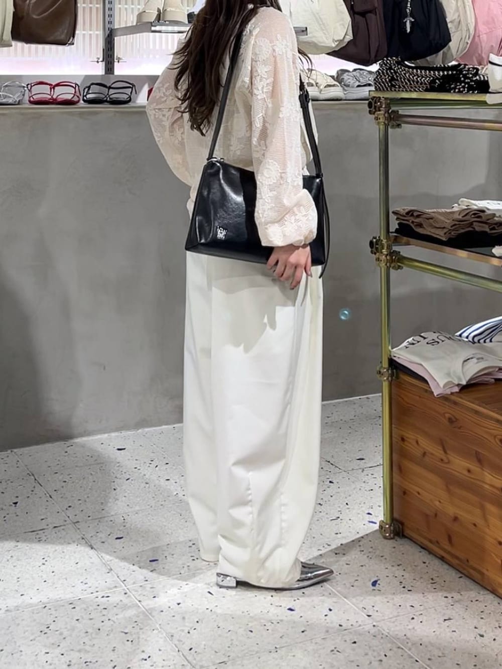 シルバー系のパンプス、ホワイト系のシャツ/ブラウス、ベージュ系のキャミソールを着用したレディースの春コーディネートの5枚目の写真