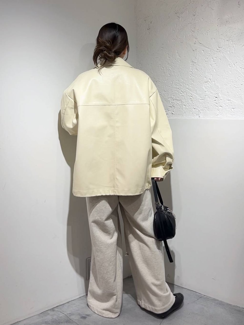 ブラック系のカーディガン/ボレロ、シルバー系のトートバッグ、ブラック系のスニーカーを着用したレディースの春コーディネートの4枚目の写真