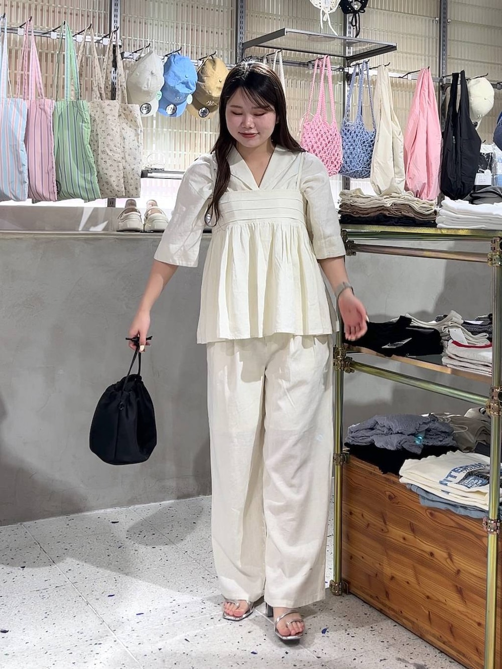 ホワイト系のシャツ/ブラウス、ホワイト系のキャミソール、シルバー系のサンダルを着用したレディースの春コーディネートの2枚目の写真