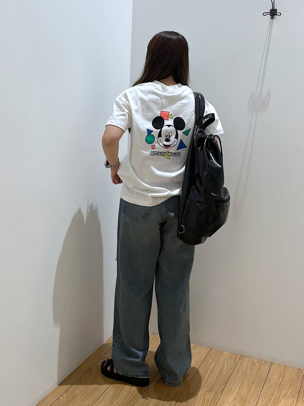 ホワイト系のTシャツ/カットソー、ブラック系のショルダーバッグ、ブラック系のスニーカーを着用したレディースの夏コーディネートの5枚目の写真