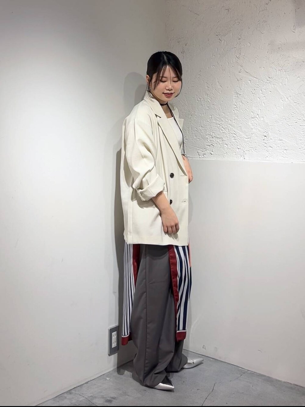 ホワイト系のテーラードジャケット、ホワイト系のTシャツ/カットソー、シルバー系のパンプスを着用したレディースの春コーディネートの4枚目の写真