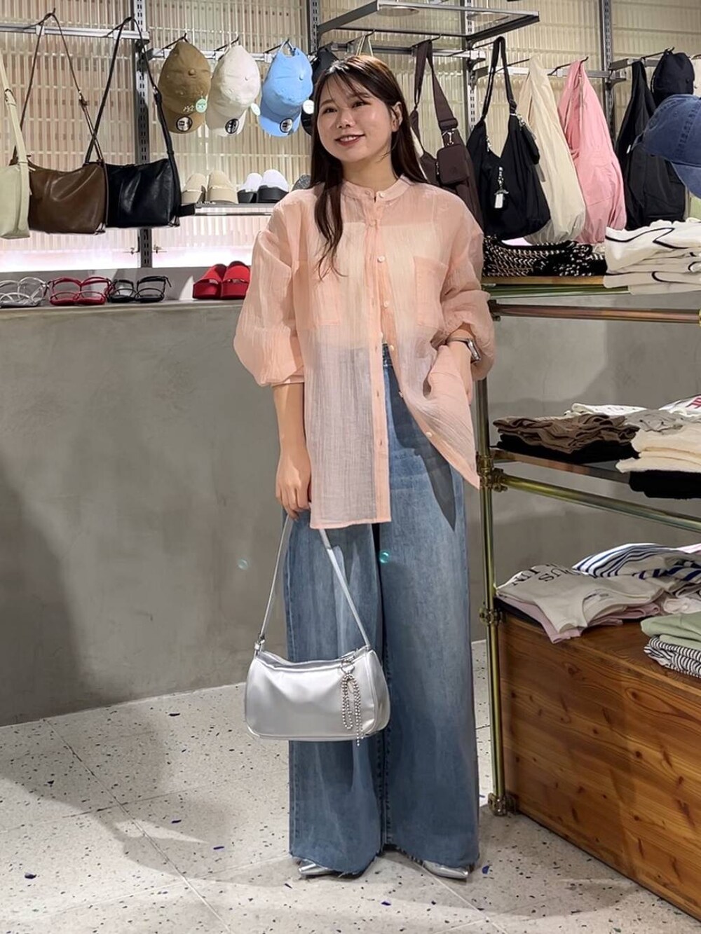 シルバー系のトートバッグ、シルバー系のパンプス、ベージュ系のキャミソールを着用したレディースの春コーディネートの3枚目の写真