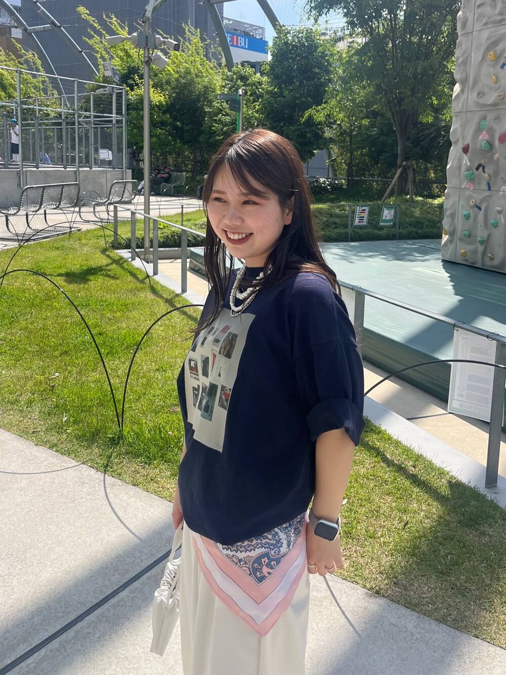 ホワイト系のその他パンツ、ホワイト系のショルダーバッグ、ベージュ系のネックレスを着用したレディースの春コーディネートの5枚目の写真