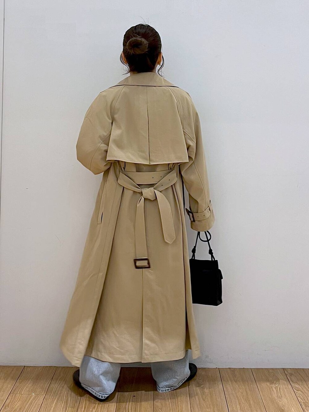 ブラック系のショルダーバッグ、ブルー系のデニムパンツ、ブラック系のバレエシューズを着用したレディースの春コーディネートの6枚目の写真