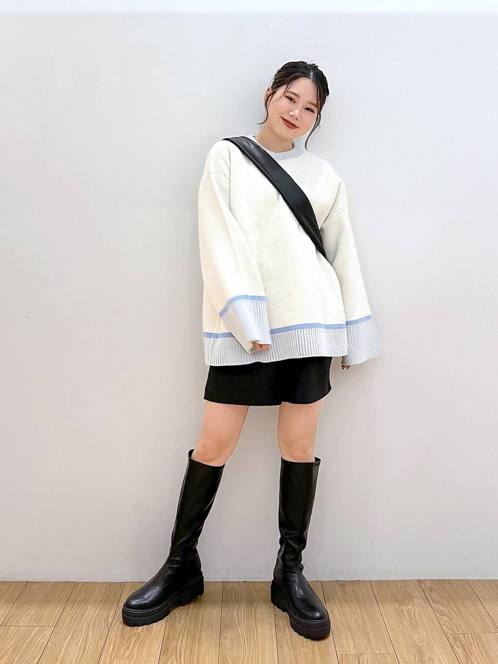 ブラック系のその他パンツ、ベージュ系のニット/セーター、ブラック系のブーツを着用したレディースの秋コーディネートの3枚目の写真