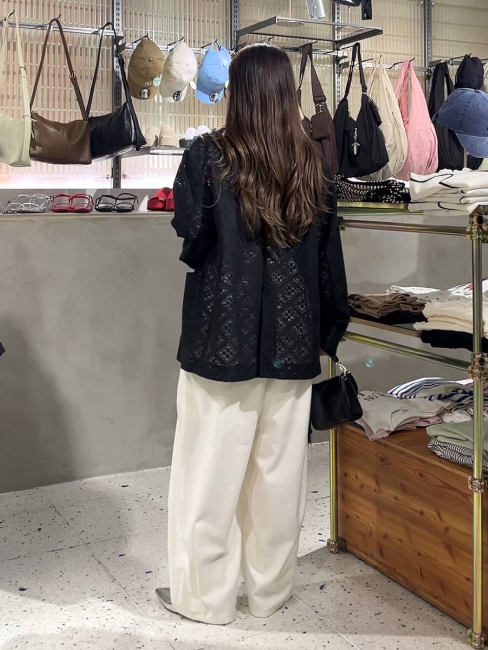 ブラック系のショルダーバッグ、シルバー系のパンプス、ベージュ系のキャミソールを着用したレディースの春コーディネートの4枚目の写真