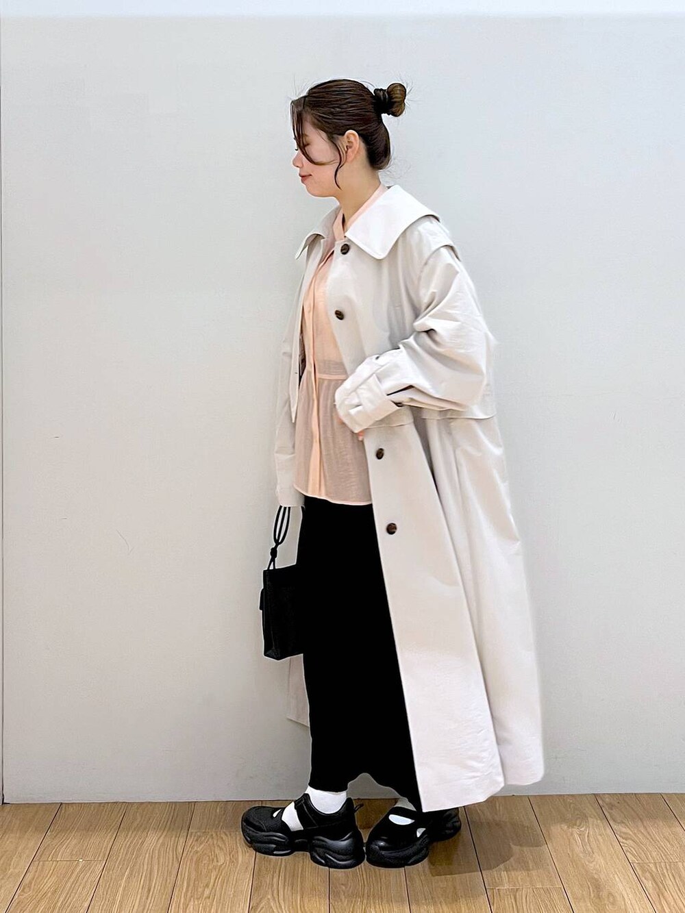 ブラック系のサンダル、ホワイト系のTシャツ/カットソー、ブラック系のショルダーバッグを着用したレディースの春コーディネートの6枚目の写真