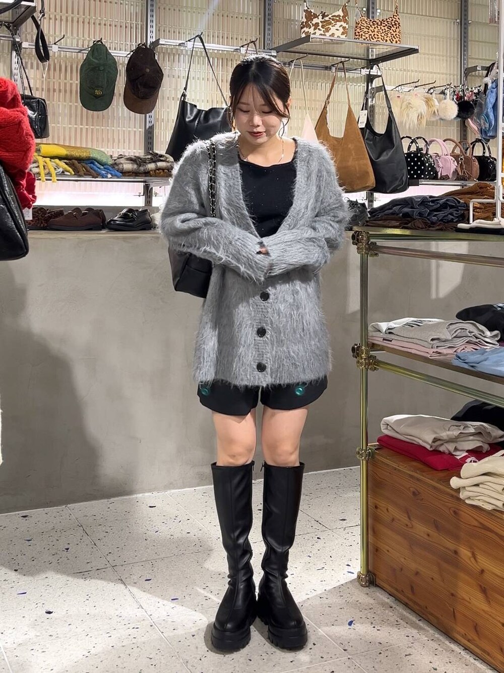 グレー系のその他パンツ、ブラック系のブーツ、ブラック系のニット/セーターを着用したレディースの秋コーディネートの2枚目の写真