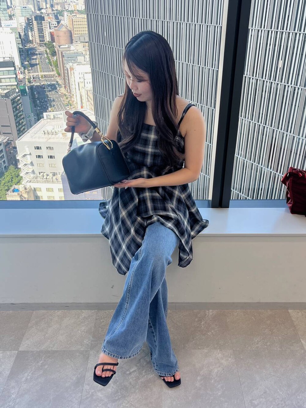 ブラック系のシャツ/ブラウスを着用したレディースの夏コーディネートの4枚目の写真