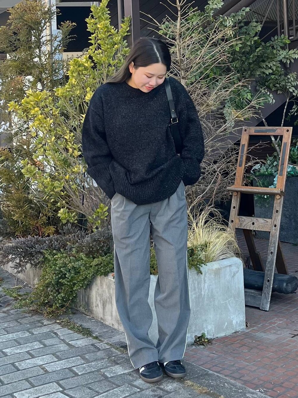 ホワイト系のその他パンツ、ブラック系のニット/セーターを着用したレディースの冬コーディネートの2枚目の写真