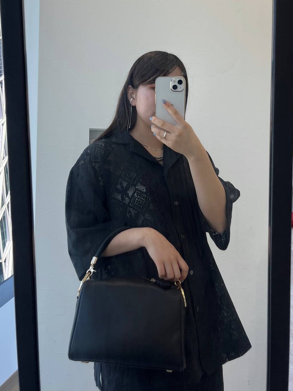 ブラック系のシャツ/ブラウスを着用したレディースの夏コーディネートの5枚目の写真