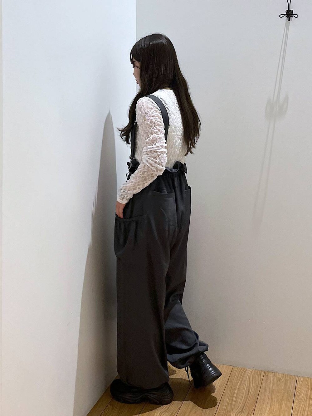 ブラック系のスニーカー、グレー系のワンピース、ブラック系のバックパック/リュックを着用したレディースの秋コーディネートの5枚目の写真