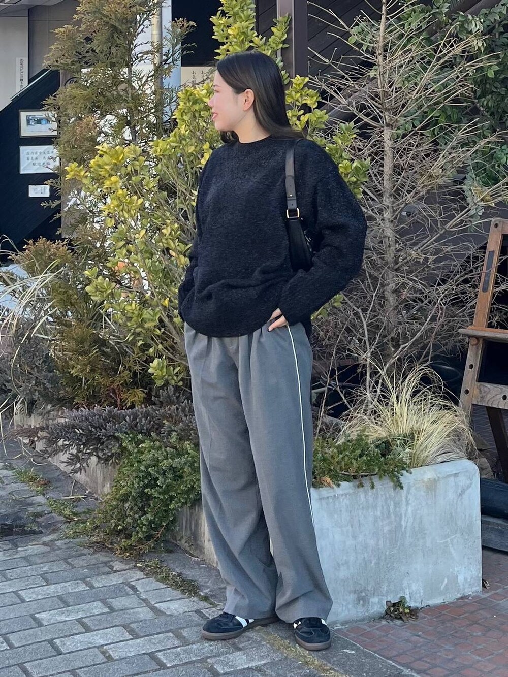 ホワイト系のその他パンツ、ブラック系のニット/セーターを着用したレディースの冬コーディネートの3枚目の写真