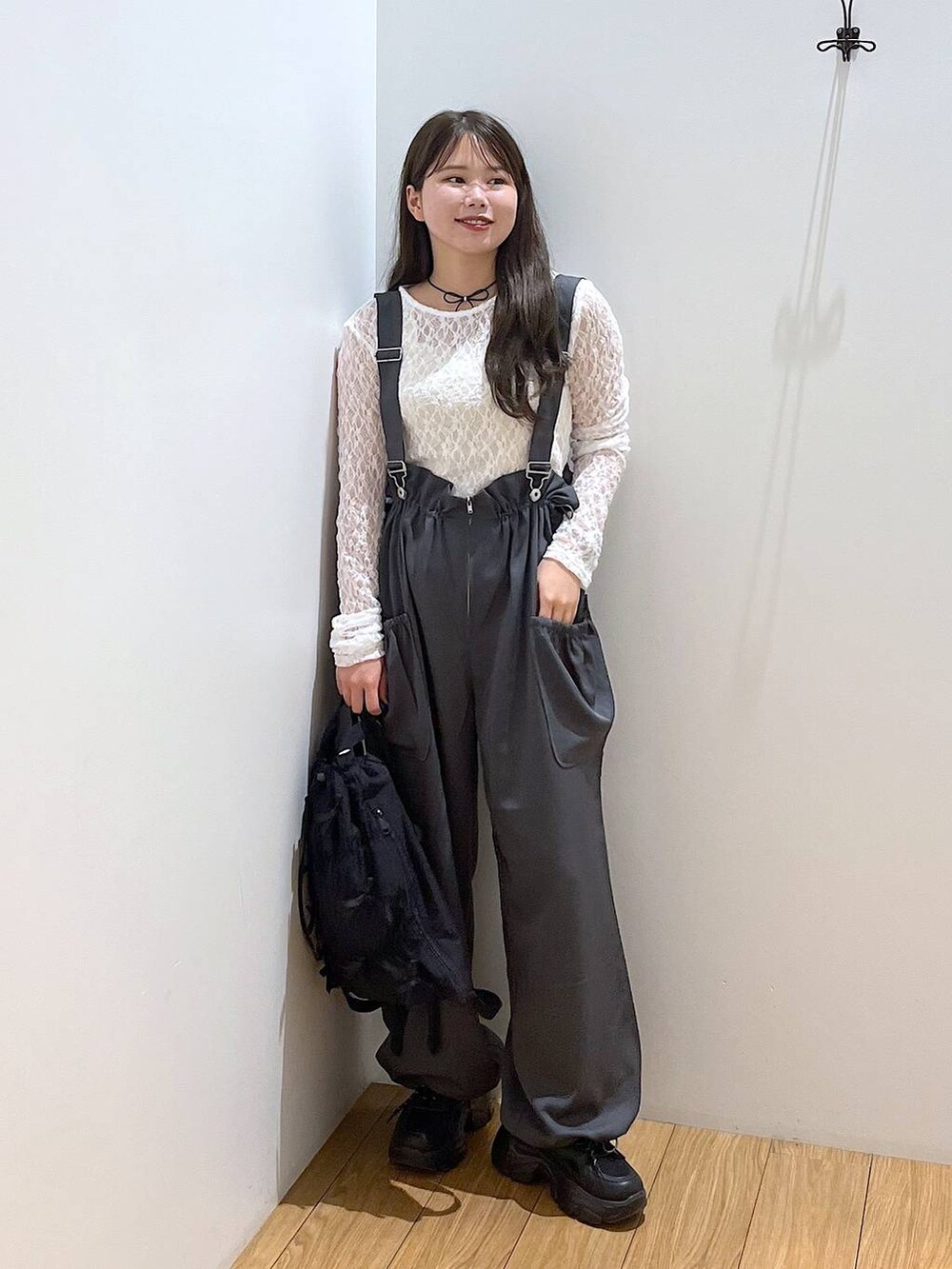 ブラック系のスニーカー、グレー系のワンピース、ブラック系のバックパック/リュックを着用したレディースの秋コーディネートの3枚目の写真