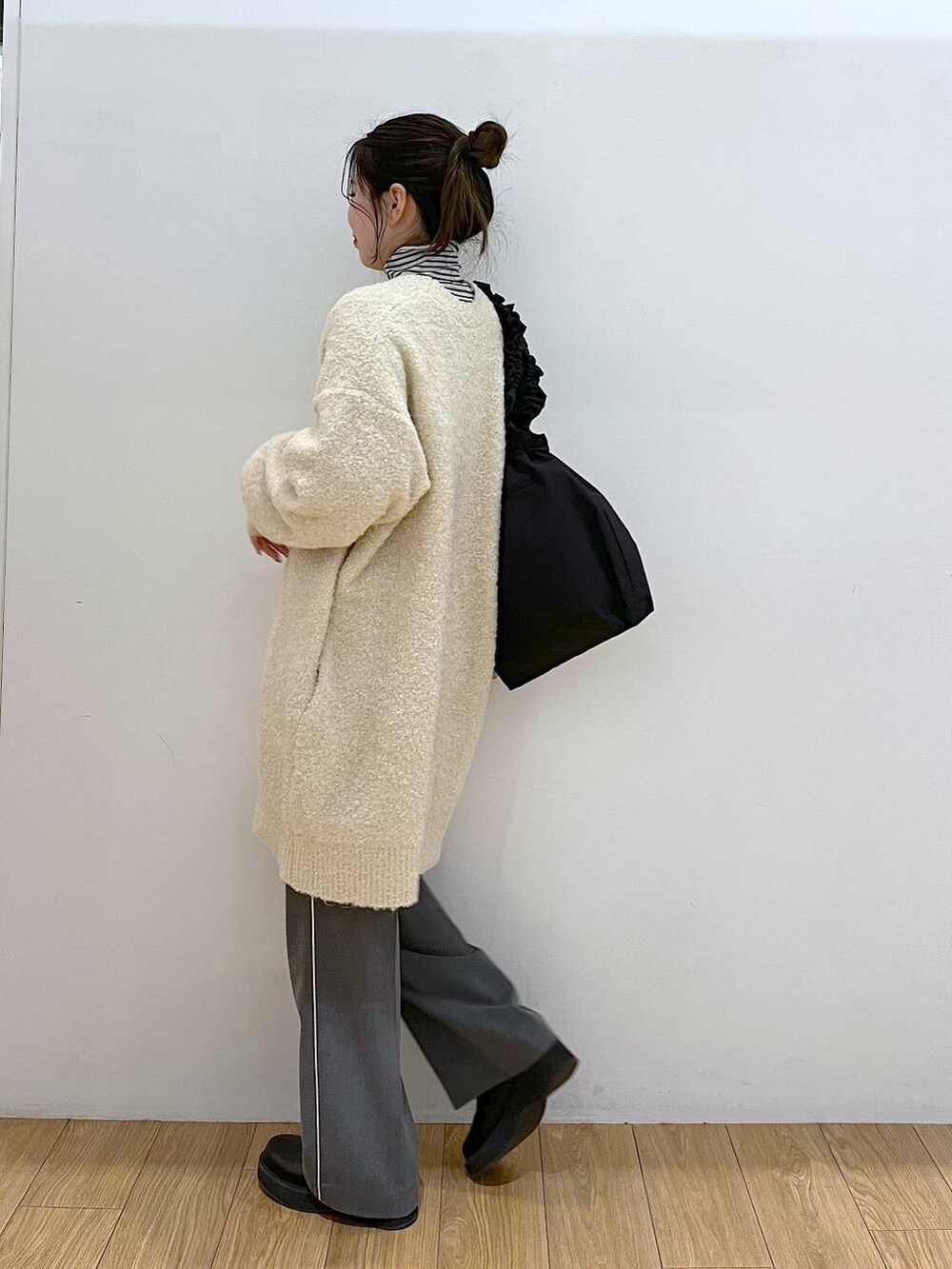 「低身長、着痩せ・細見え、カジュアル、ローリーズスタイル_LOWRYS FARM、カーディガン、LOWRYS FARM、ニット」｜「LOWRYS FARMのボーダータートル　167936（Tシャツ/カットソー、ホワイト系）」を使った、Lunaさん（レディース・155cm）の冬コーディネートの4枚目の写真