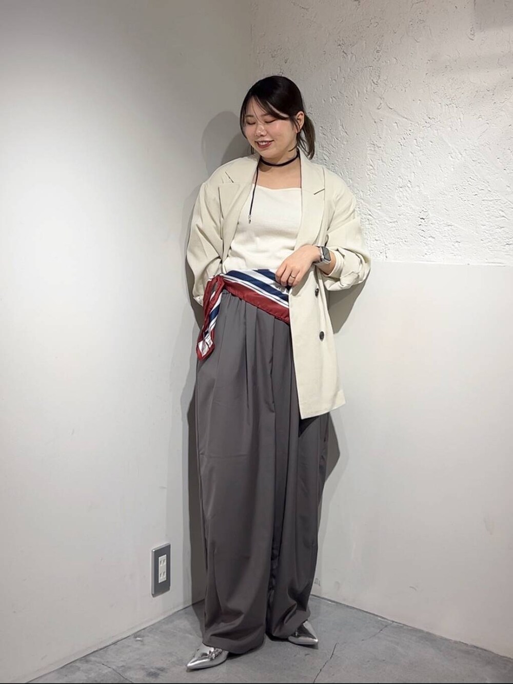 ホワイト系のテーラードジャケット、ホワイト系のTシャツ/カットソー、シルバー系のパンプスを着用したレディースの春コーディネートの3枚目の写真