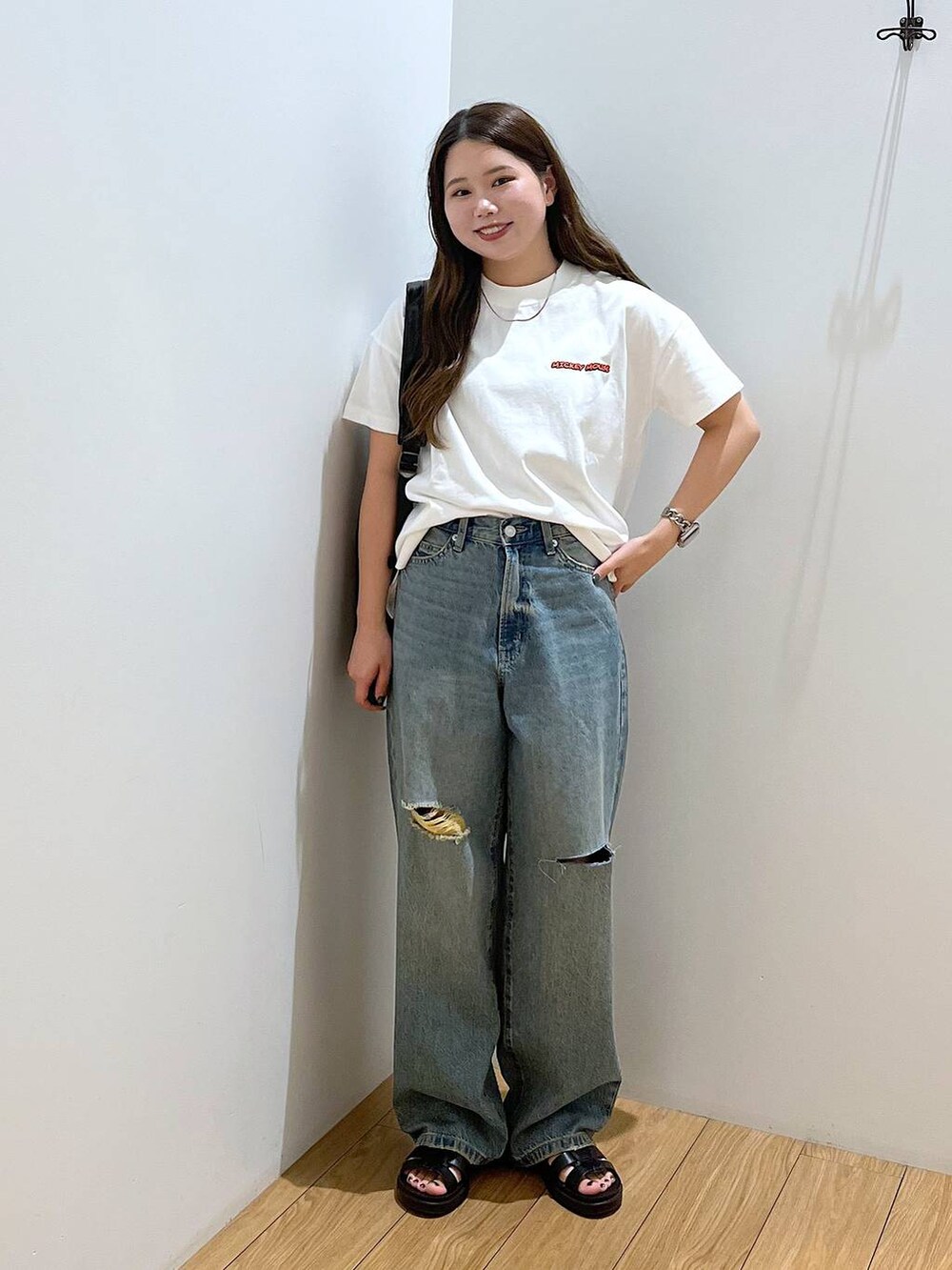 ホワイト系のTシャツ/カットソー、ブラック系のショルダーバッグ、ブラック系のスニーカーを着用したレディースの夏コーディネートの3枚目の写真