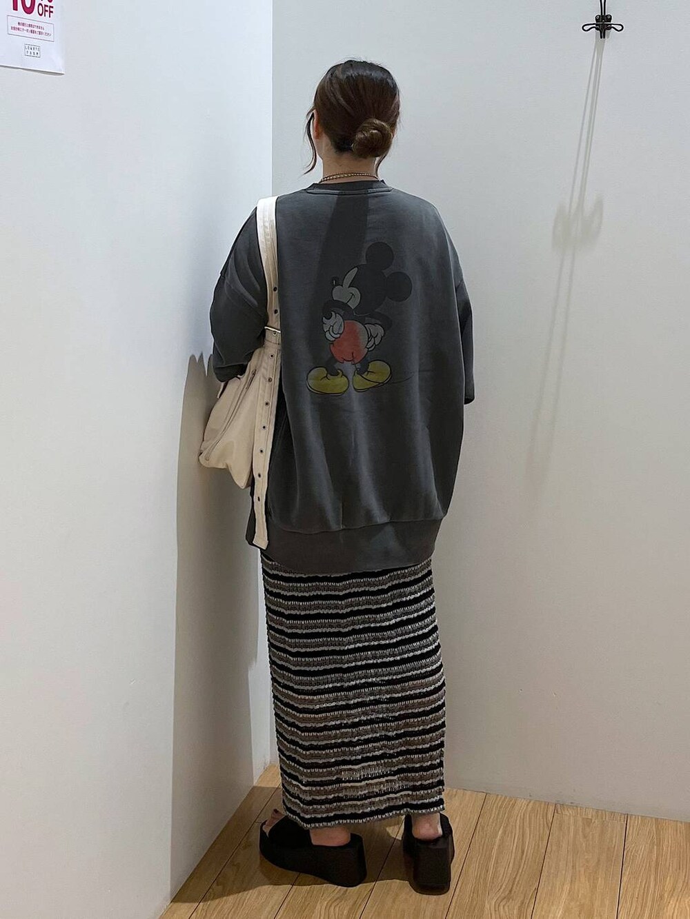 ブラック系のサンダル、ホワイト系のショルダーバッグ、ブラック系のスカートを着用したレディースの夏コーディネートの6枚目の写真