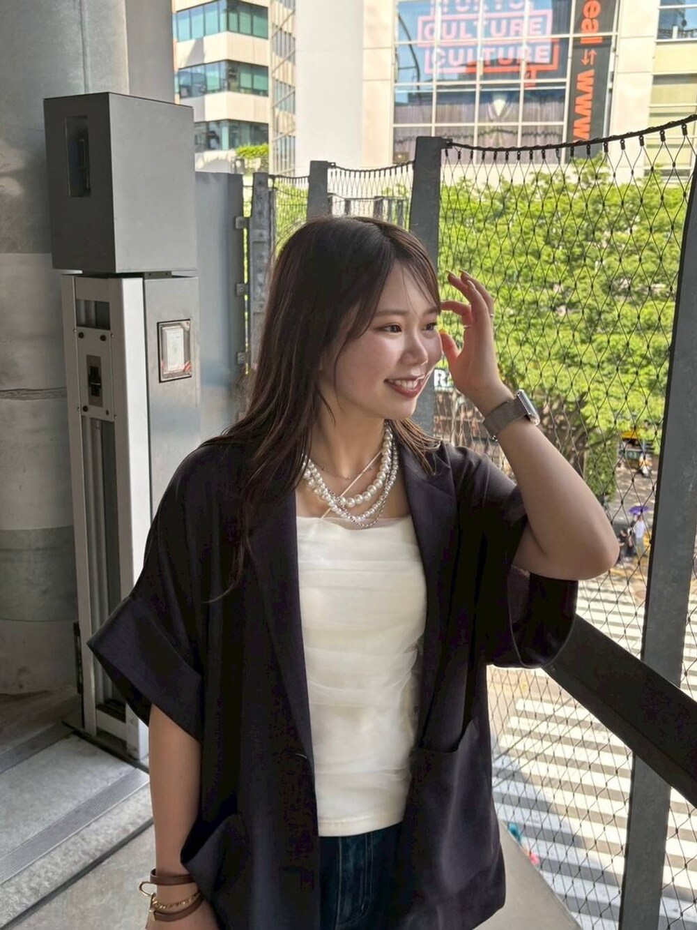 ベージュ系のテーラードジャケット、ベージュ系のネックレスを着用したレディースの春コーディネートの3枚目の写真