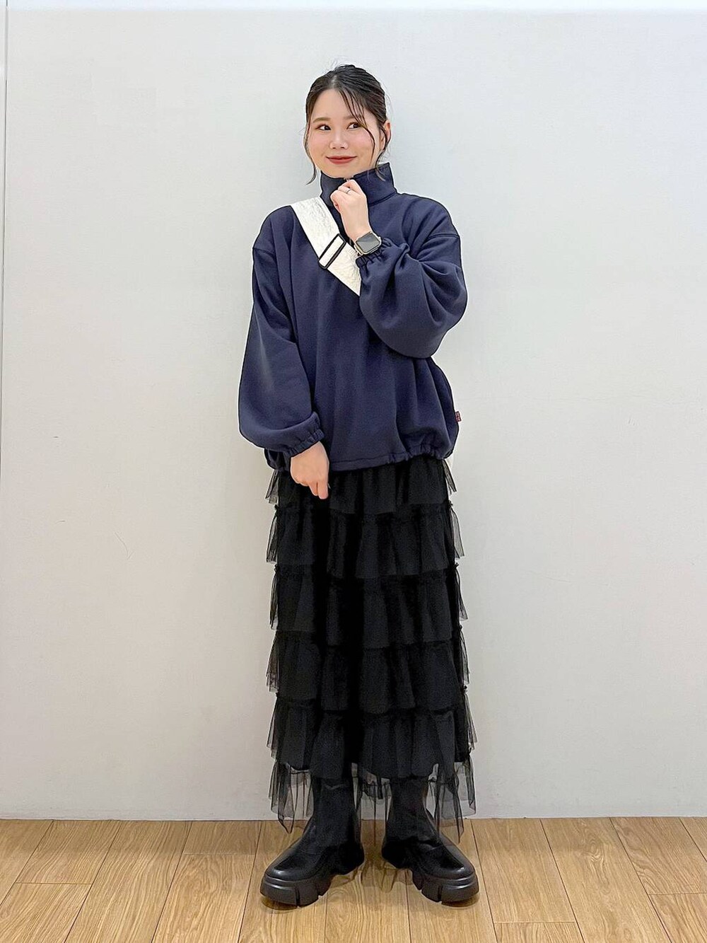 ブラック系のブーツ、ブルー系のスウェット、ブラック系のスカートを着用したレディースの秋コーディネートの6枚目の写真