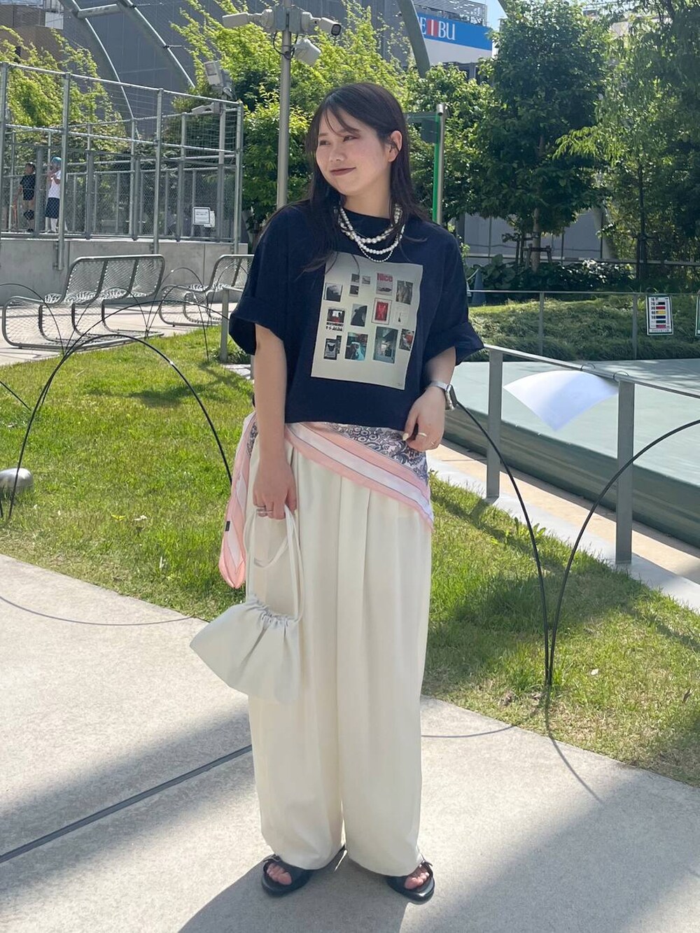 ホワイト系のその他パンツ、ホワイト系のショルダーバッグ、ベージュ系のネックレスを着用したレディースの春コーディネートの2枚目の写真