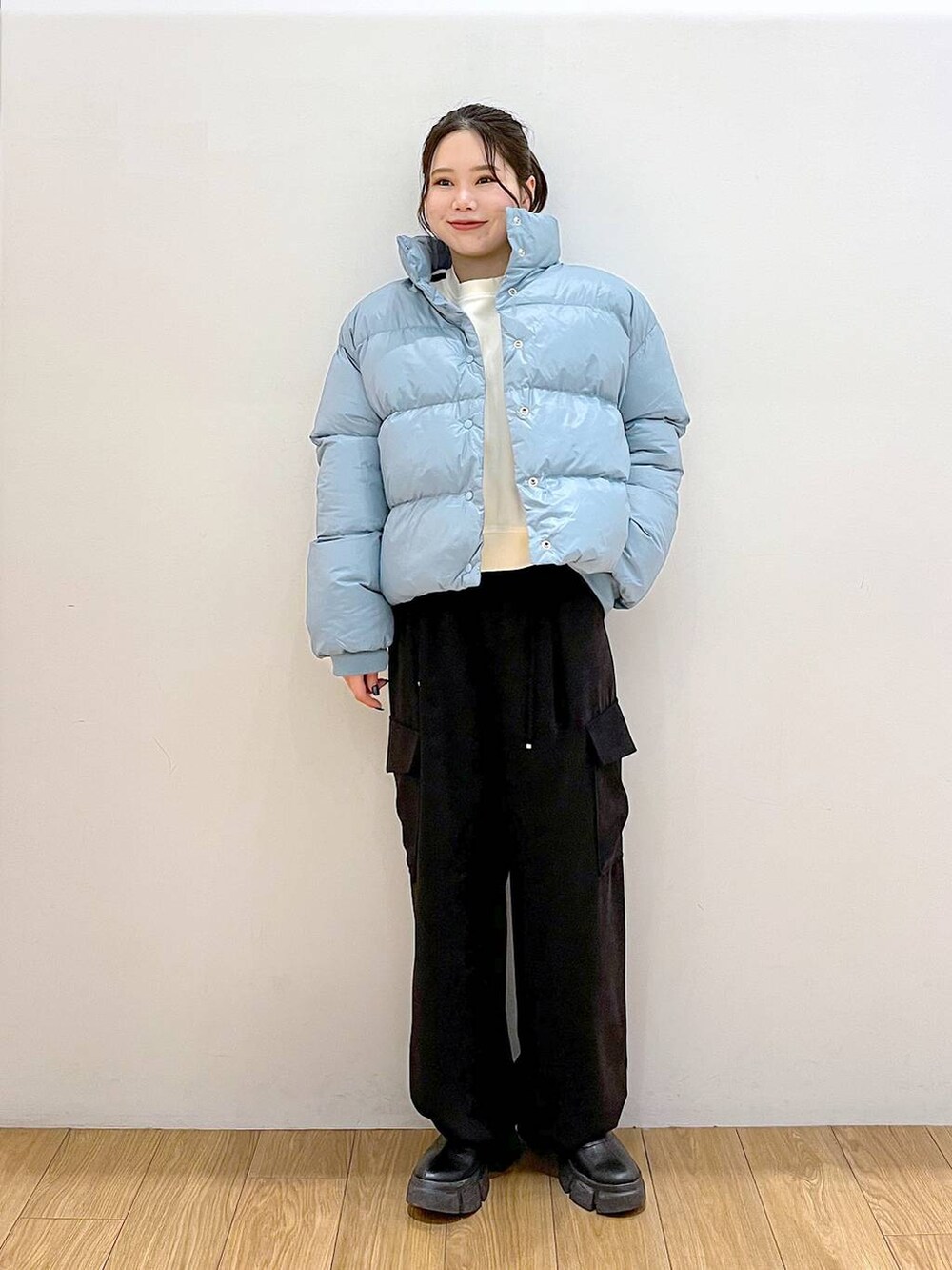 ブラック系のブーツ、ブルー系のブルゾン、ホワイト系のスウェットを着用したレディースの冬コーディネートの2枚目の写真