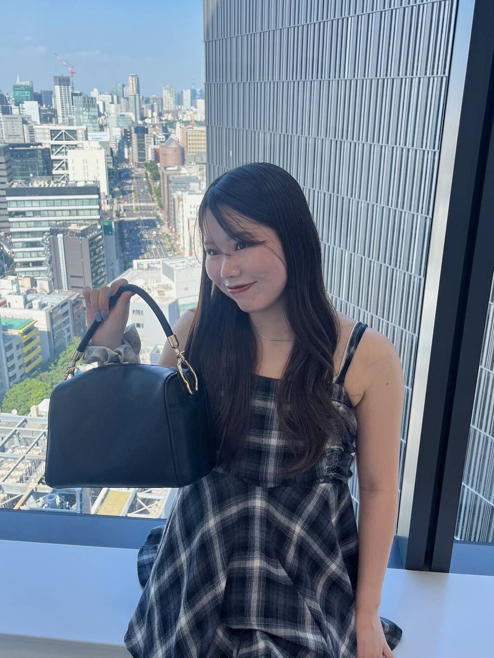 ブラック系のシャツ/ブラウスを着用したレディースの夏コーディネートの3枚目の写真