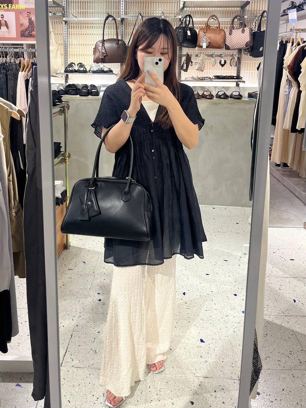 ベージュ系のキャミソール、ブラック系のサンダル、ホワイト系のその他パンツを着用したレディースの夏コーディネートの2枚目の写真