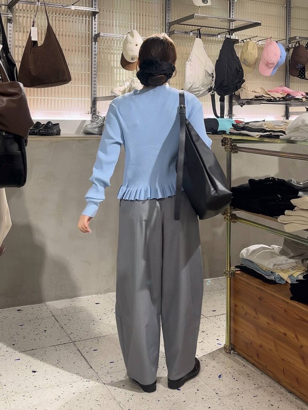 グレー系のその他パンツ、ブラック系のショルダーバッグ、ブルー系のTシャツ/カットソーを着用したレディースの冬コーディネートの2枚目の写真