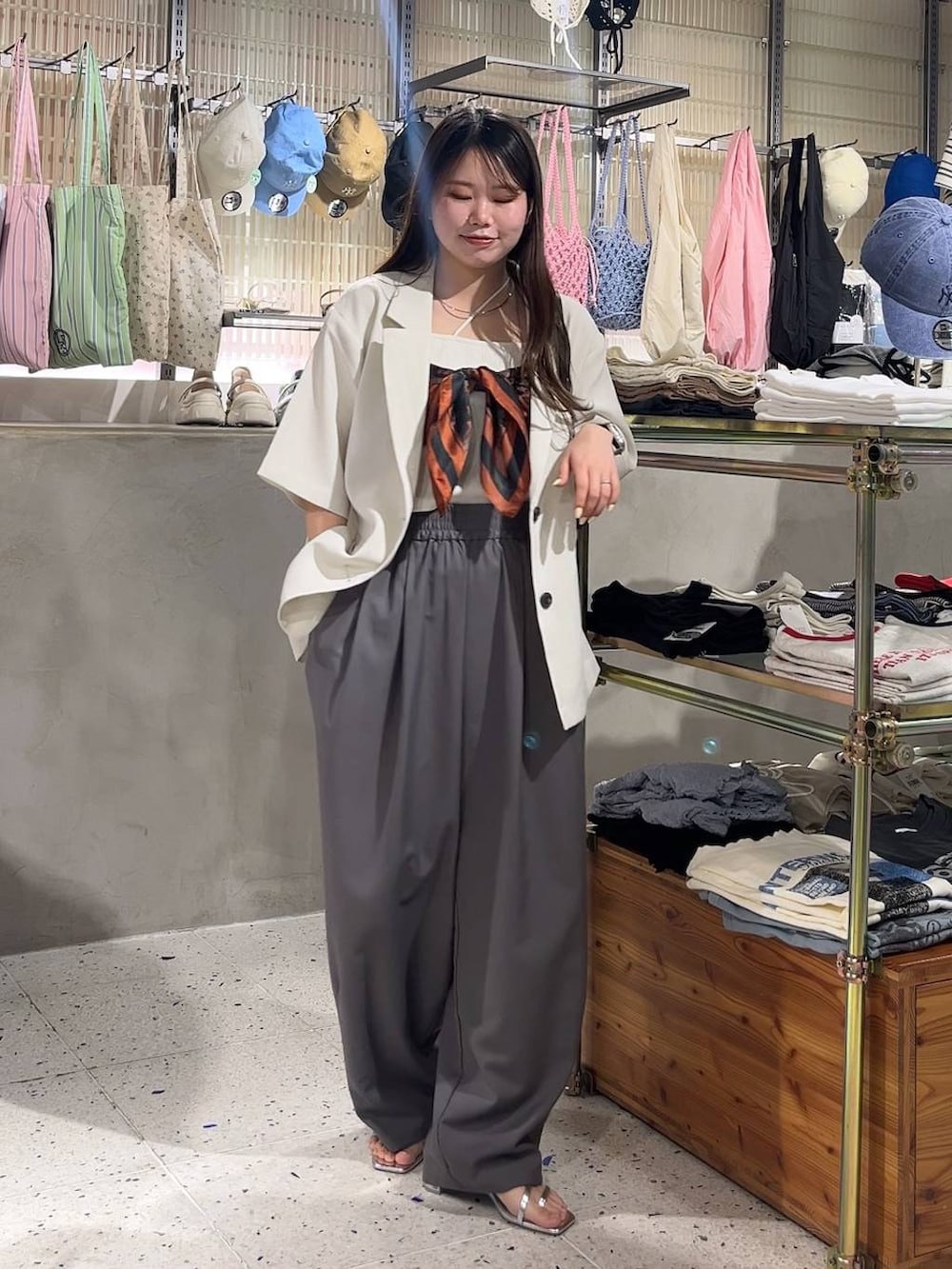 「低身長、着痩せ・細見え、カジュアル、ローリーズスタイル_LOWRYS FARM、LOWRYS FARM、春コーデ」｜「LOWRYS FARMのステンレスフープチョーカー 127295（チョーカー、シルバー系）」を使った、Lunaさん（レディース・155cm）の春コーディネートの3枚目の写真